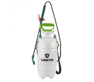 Tlakový postřikovač VERTO má pracovní tlak 2,5 – 3 bar. Přídavný popruh pro zavěšení zavlažovače na rameno zvyšuje komfort práce.