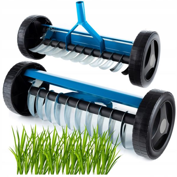 Provzdušňovací hrábě na trávník s kolečky umožňují odstranit zbytečné množství trávníku a odumřelá stébla trávy.