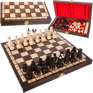 Dřevěné šachy / dáma 2v1 31x31 cm - sada obsahuje desku, šachové figurky, figurky pro dámu. Hra vyrobená ze dřeva je odolná a elegantní.