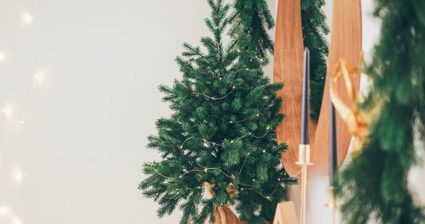 Vánoční stromek v minimalistickém designu, ozdobený jemnými světýlky