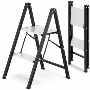 Skládací žebřík, 2-stupňový | HIGHER s nosností 150 kg nabízí lehkou a kompaktní konstrukci, ideální pro každodenní použití v domácnosti.
